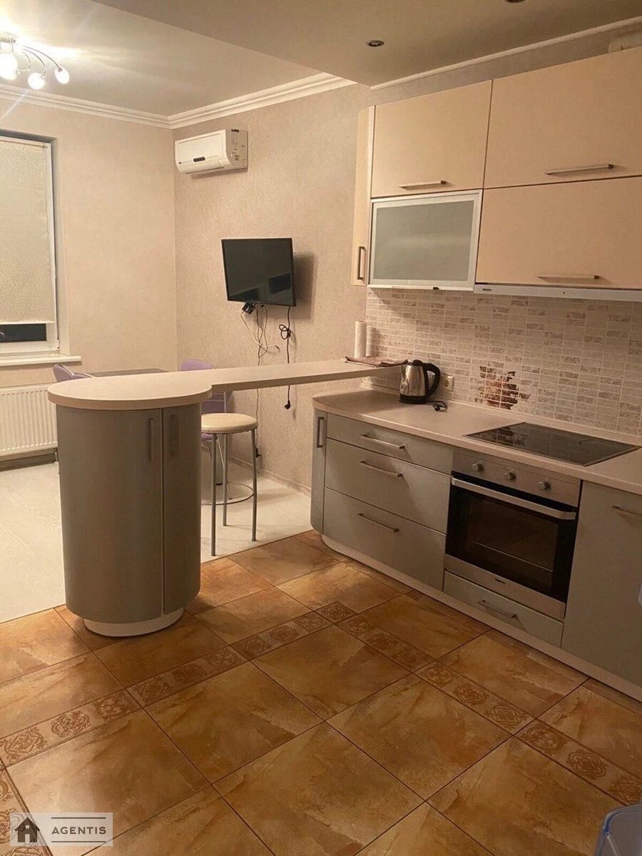 Сдам квартиру 2 комнаты, 87 m², 12 эт./21 этаж. 10, Полтавская 10, Киев. 