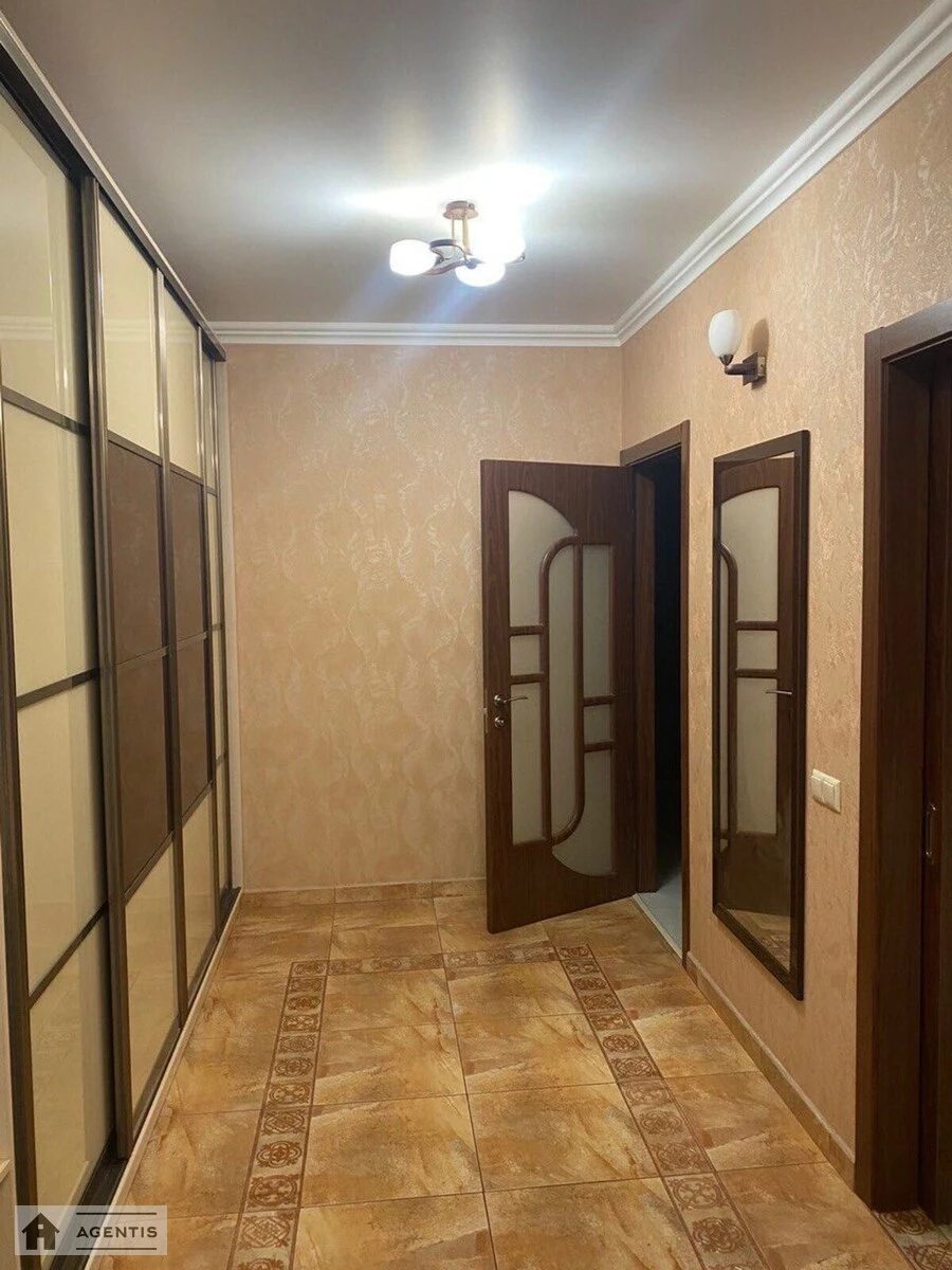 Сдам квартиру 2 комнаты, 87 m², 12 эт./21 этаж. 10, Полтавская 10, Киев. 