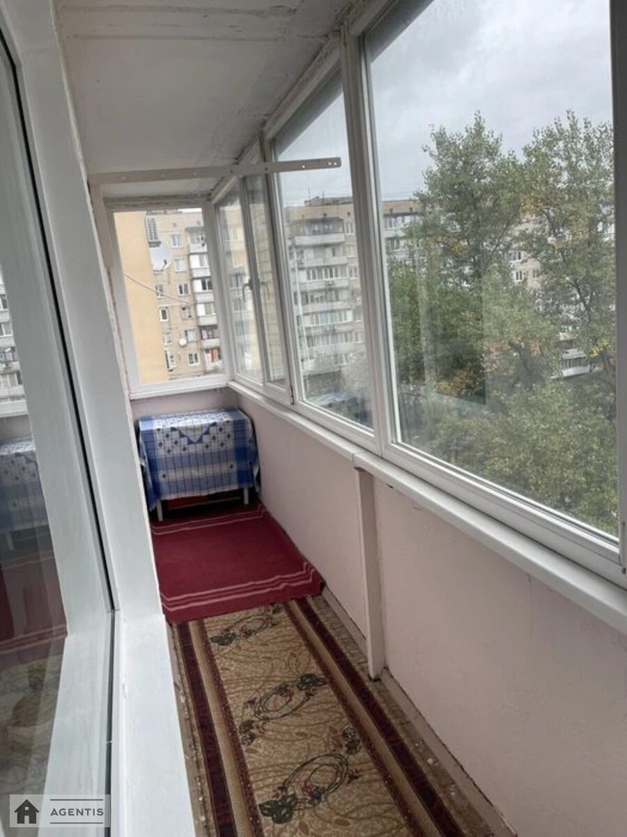 Apartment for rent 2 rooms, 50 m², 6th fl./9 floors. 34, Chervonoyi Kalyny prosp. Volodymyra Mayakovskoho, Kyiv. 