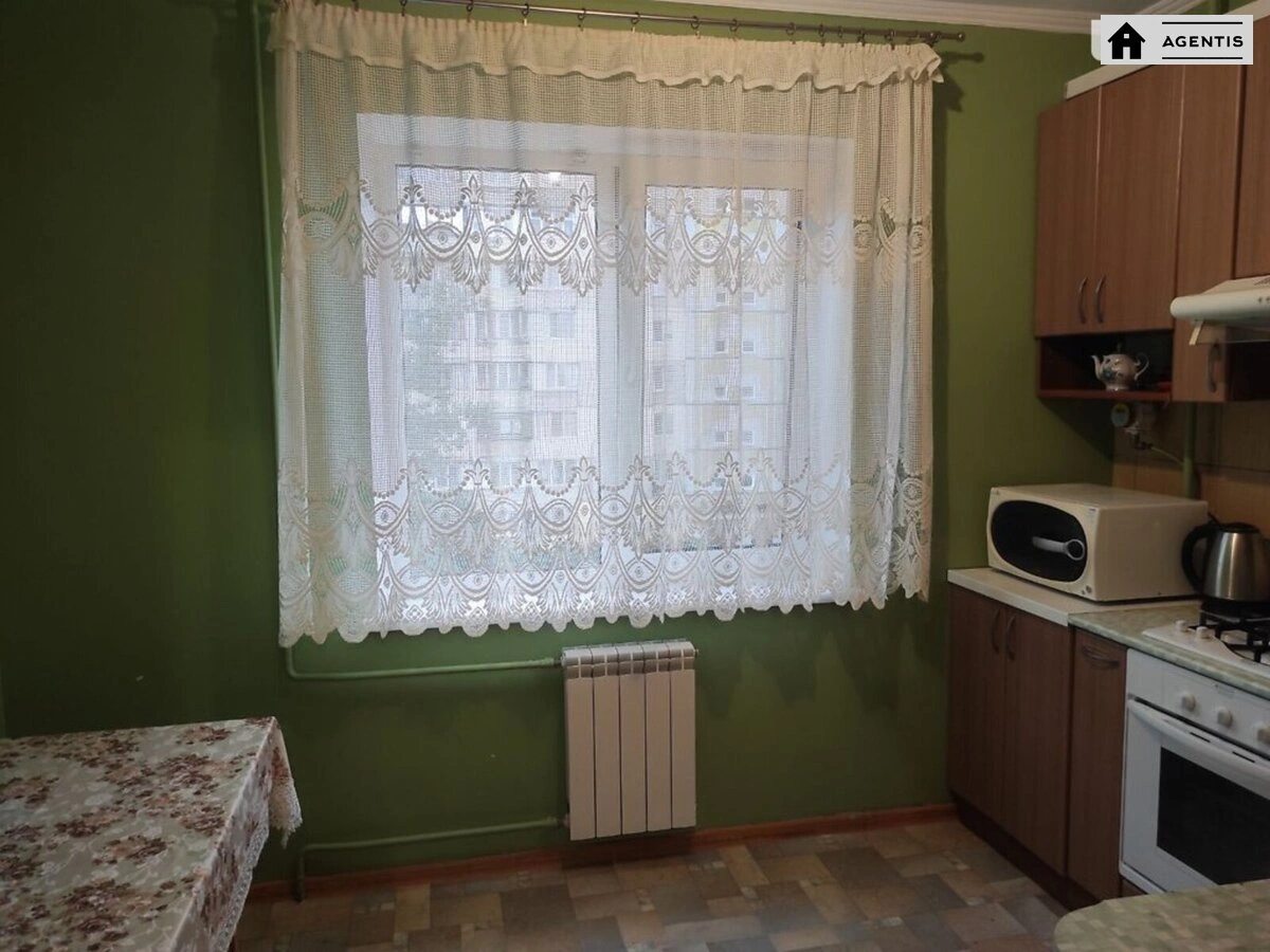 Здам квартиру 3 кімнати, 73 m², 4 пов./9 поверхів. 34, Червоної калини пр., Київ. 