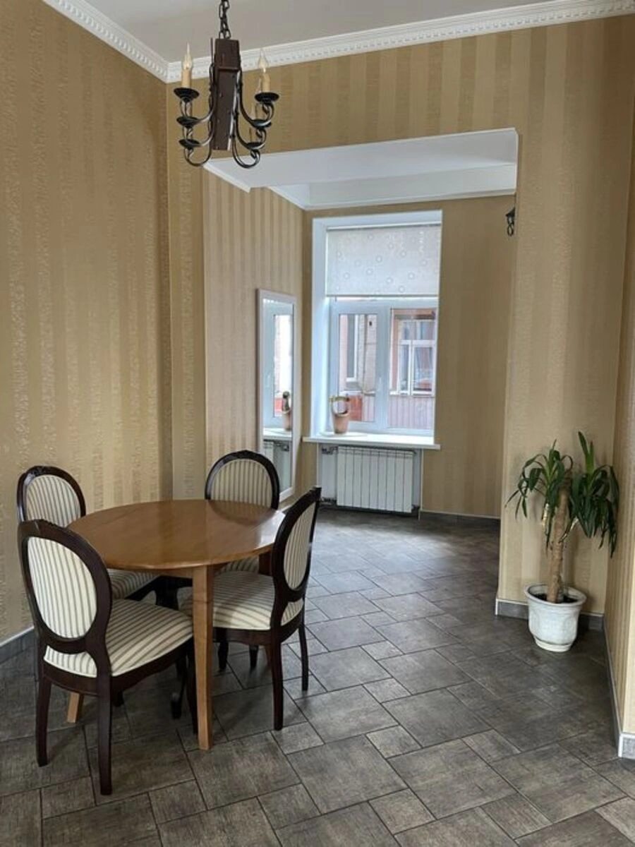 Сдам квартиру 2 комнаты, 60 m², 2 эт./4 этажа. 35, Нижний Вал 35, Киев. 