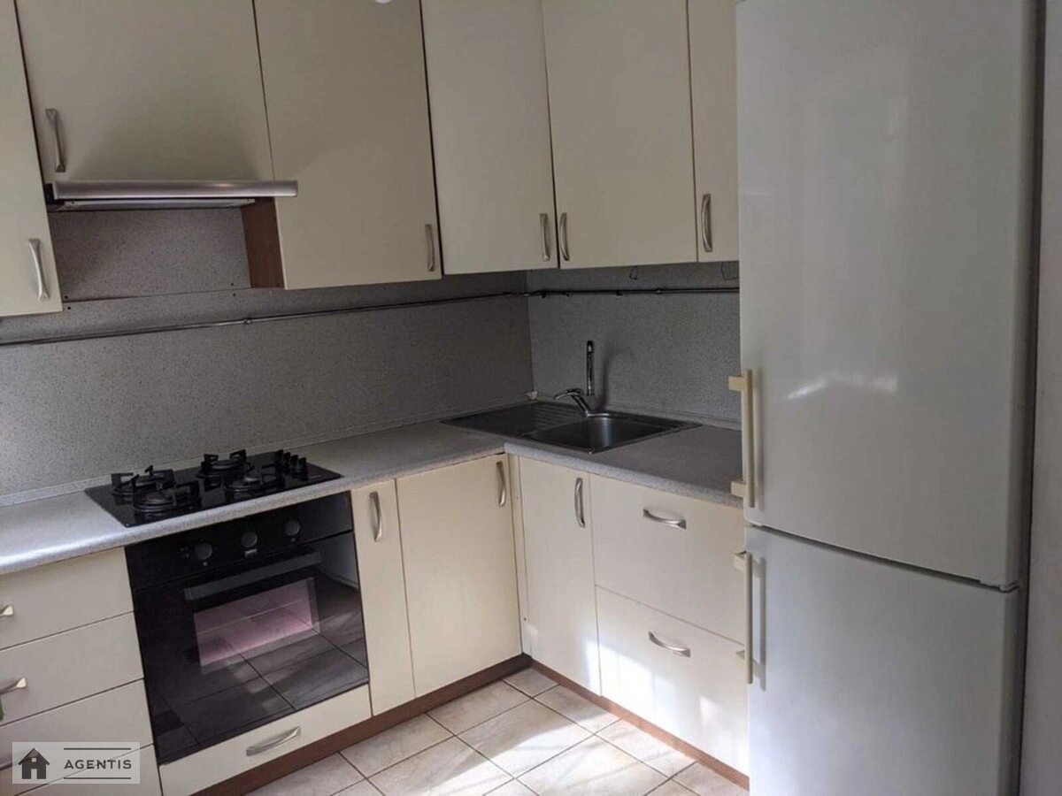 Сдам квартиру 2 комнаты, 46 m², 1 эт./5 этажей. Печерский район, Киев. 