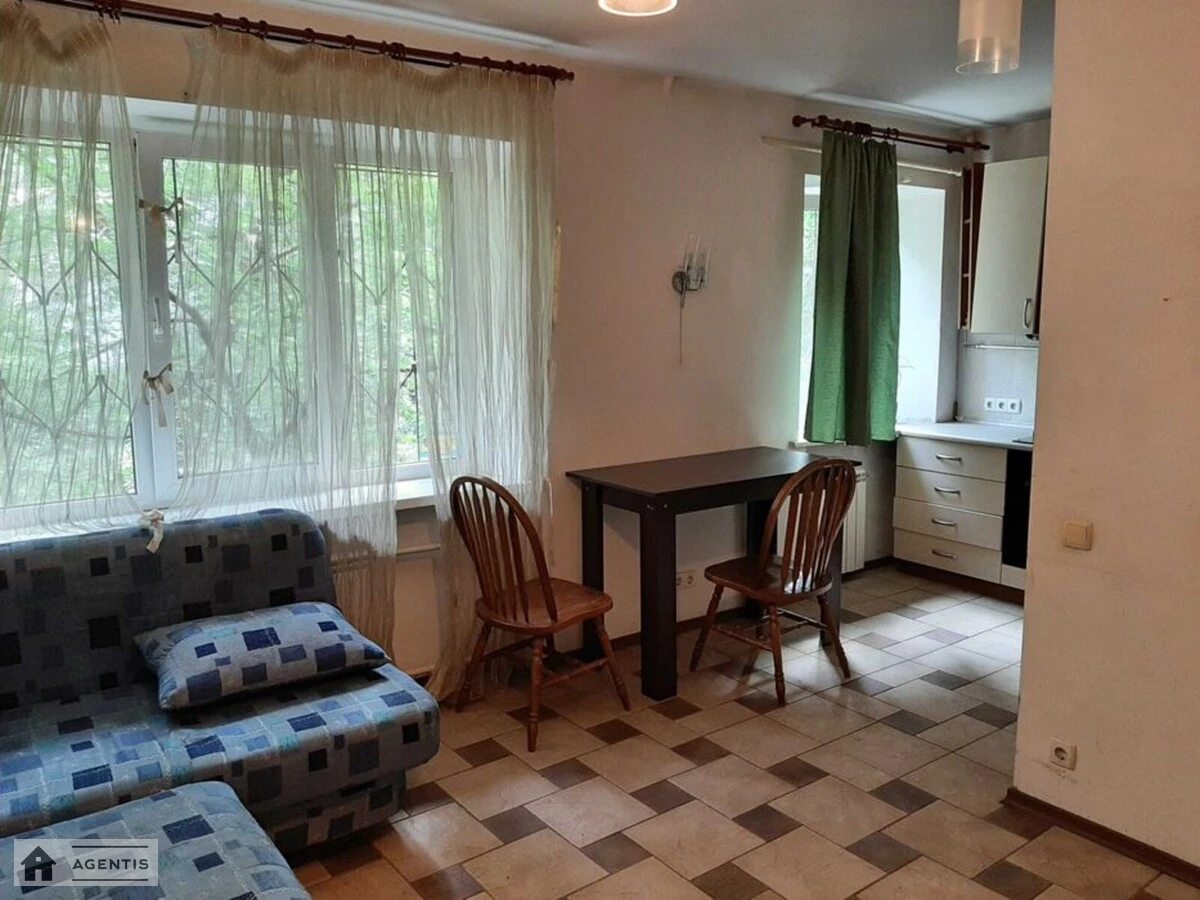 Сдам квартиру 2 комнаты, 46 m², 1 эт./5 этажей. Печерский район, Киев. 