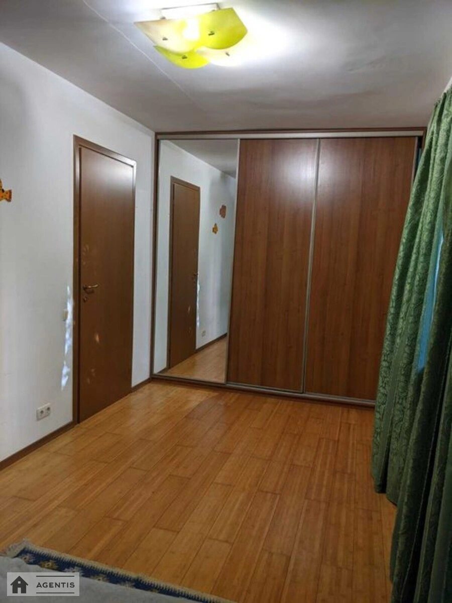 Сдам квартиру 2 комнаты, 46 m², 1 эт./5 этажей. Печерский район, Киев. 