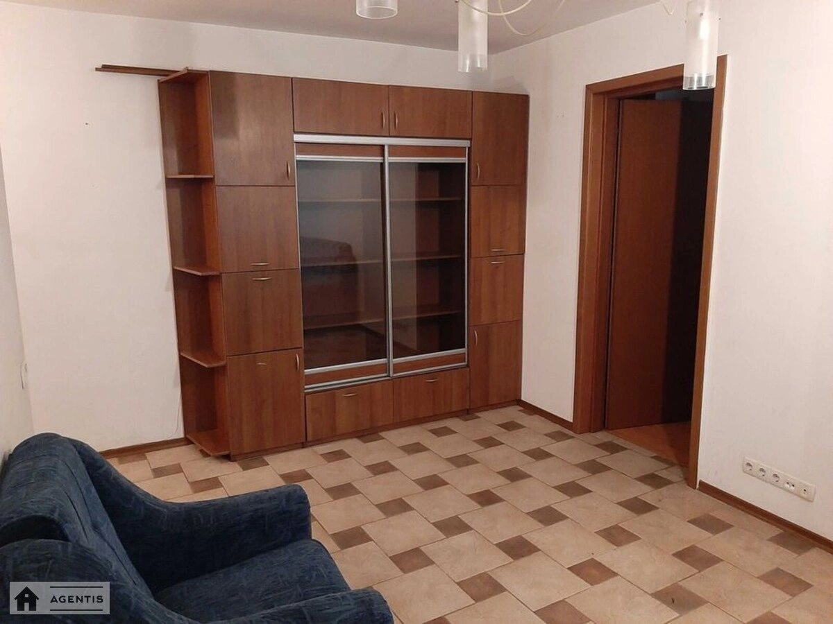 Сдам квартиру 2 комнаты, 46 m², 1 эт./5 этажей. Печерский район, Киев. 