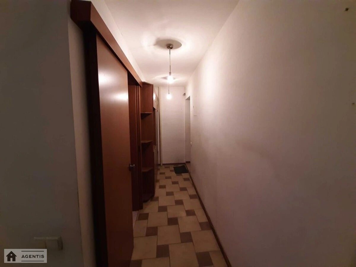 Сдам квартиру 2 комнаты, 46 m², 1 эт./5 этажей. Печерский район, Киев. 