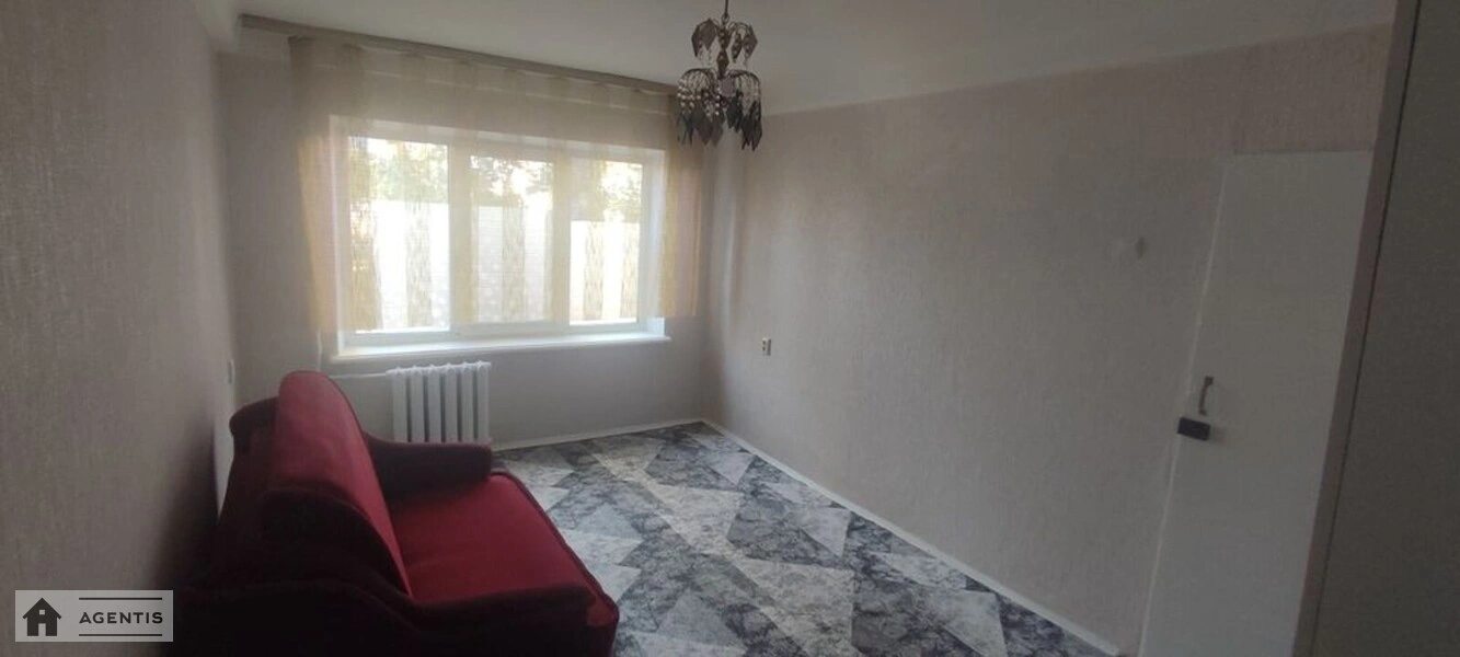 Сдам квартиру 2 комнаты, 46 m², 1 эт./5 этажей. 18, Івана Виговського вул. (Маршала Гречка), Киев. 