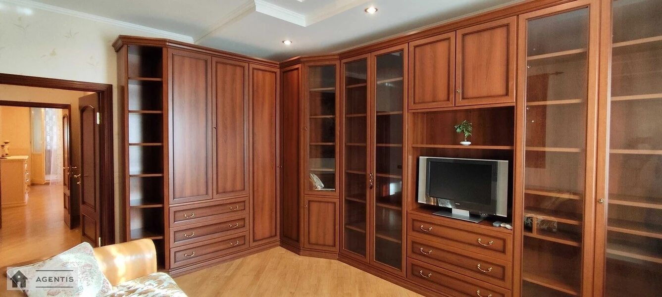 Сдам квартиру 3 комнаты, 130 m², 5 эт./7 этажей. 10, Володимира Івасюка просп. (Героїв Сталінграда), Киев. 