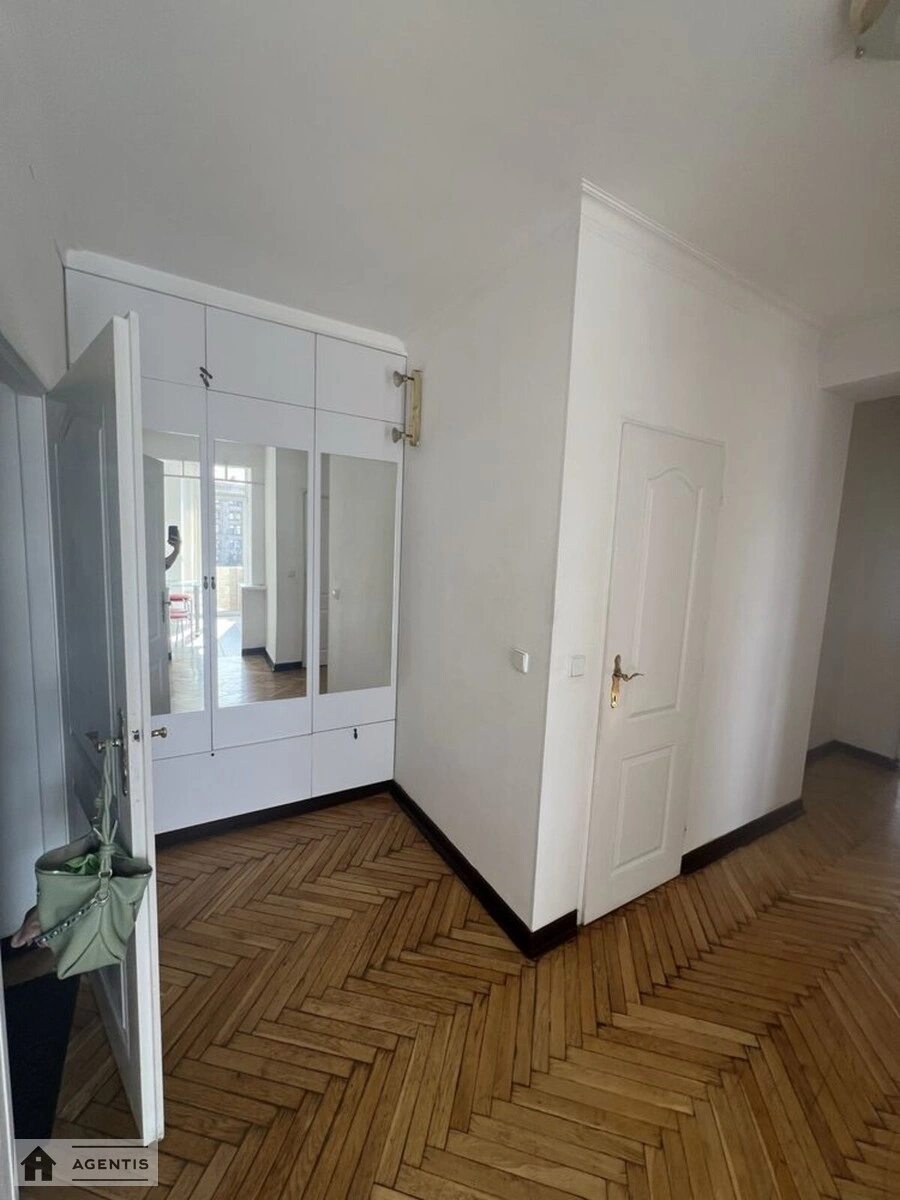 Сдам квартиру 3 комнаты, 77 m², 5 эт./6 этажей. 2, Михайловская 2, Киев. 