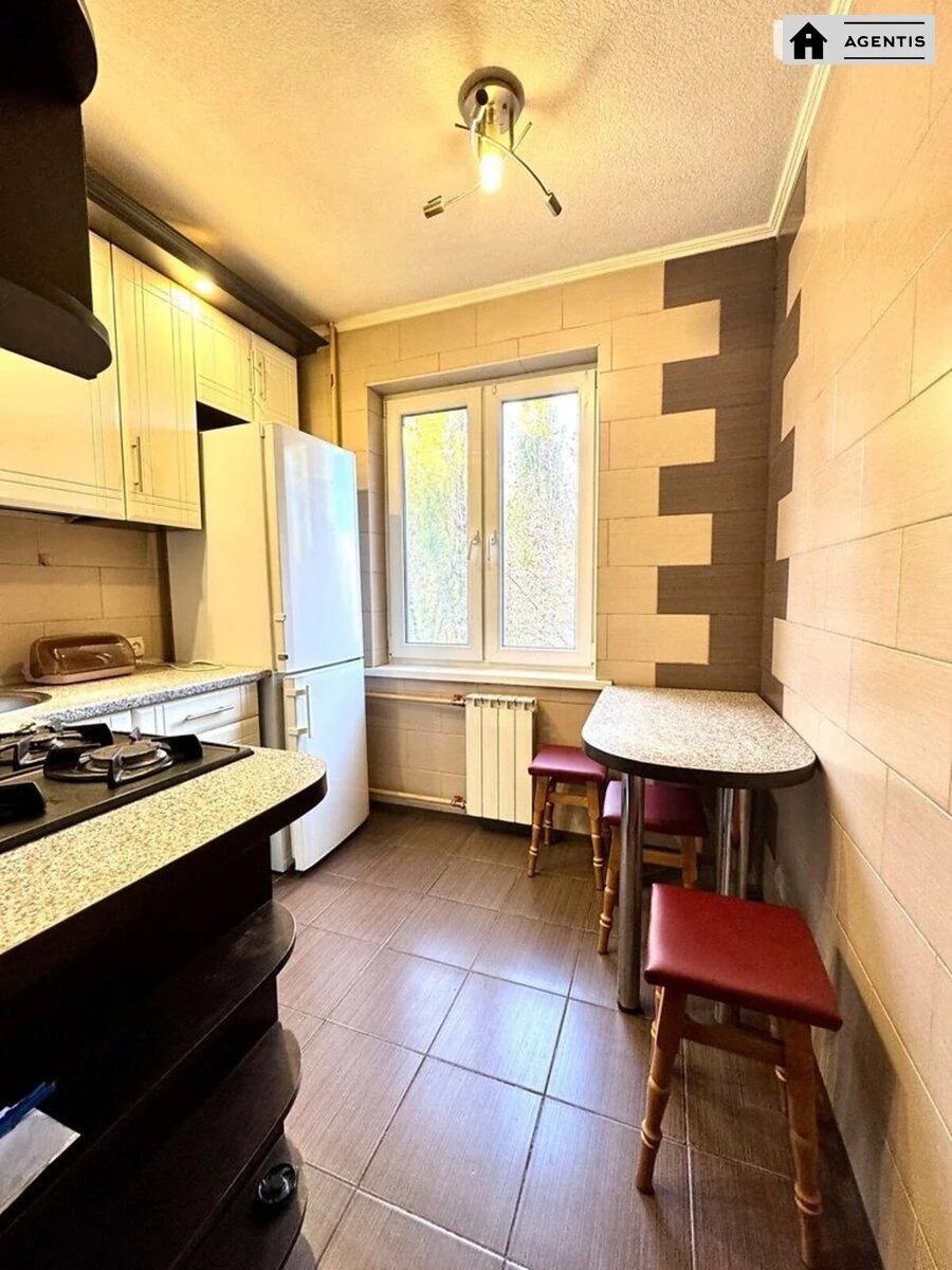 Apartment for rent 2 rooms, 50 m², 4th fl./9 floors. 2, Vasylya Kuchera vul., Kyiv. 