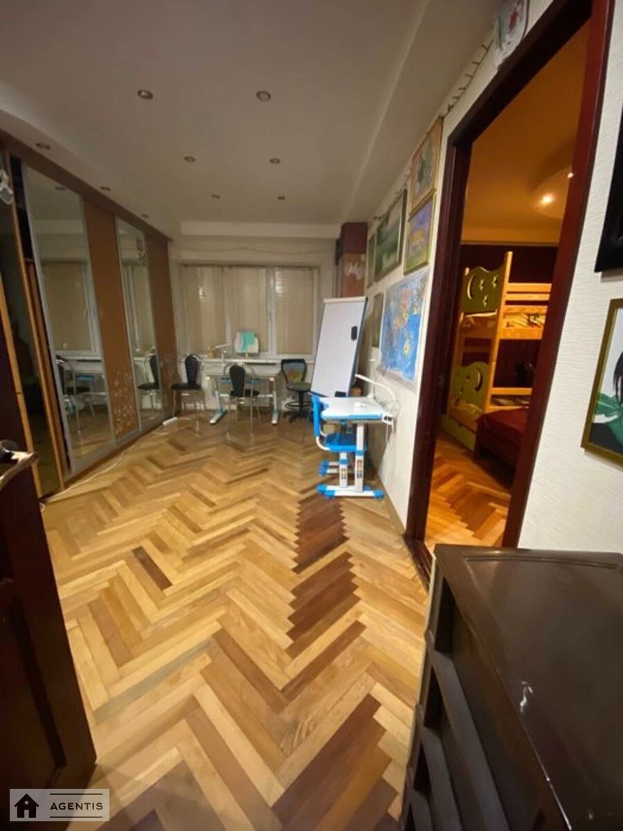 Сдам квартиру 3 комнаты, 60 m², 5 эт./5 этажей. 28, Саперное Поле 28, Киев. 