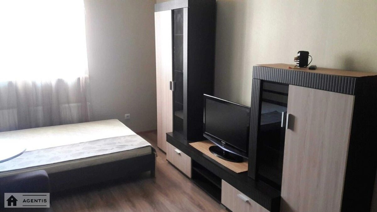 Сдам квартиру 1 комната, 40 m², 8 эт./32 этажа. Жилянская, Киев. 