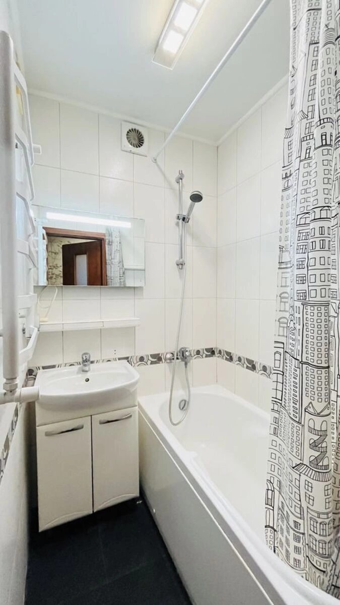 Apartment for rent 2 rooms, 65 m², 4th fl./10 floors. 10, Pecherskiy 10, Kyiv. 