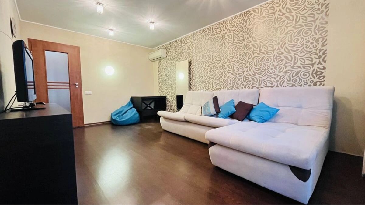 Apartment for rent 2 rooms, 65 m², 4th fl./10 floors. 10, Pecherskiy 10, Kyiv. 