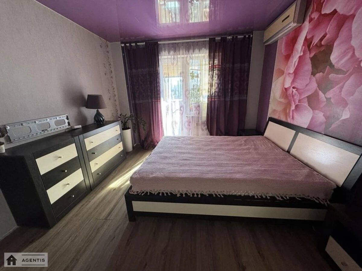 Apartment for rent 3 rooms, 78 m², 4th fl./10 floors. Chornobylska, Kyiv. 