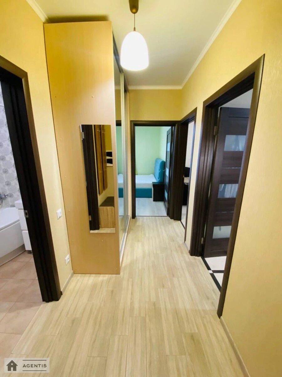 Сдам квартиру 2 комнаты, 56 m², 2 эт./5 этажей. 20, Сергія Данченка вул., Киев. 