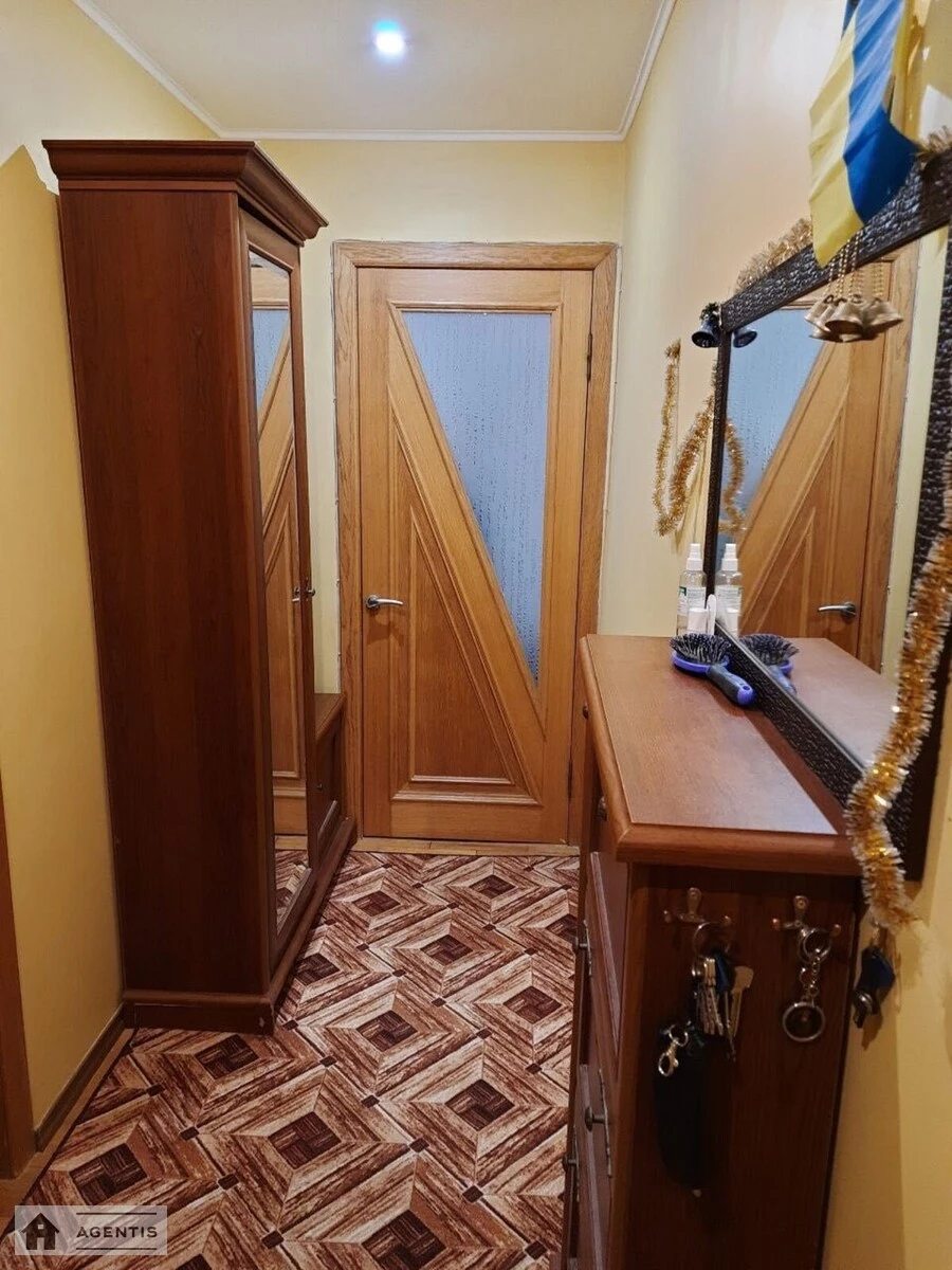 Сдам квартиру 2 комнаты, 49 m², 7 эт./9 этажей. 28, Озерная 28, Киев. 