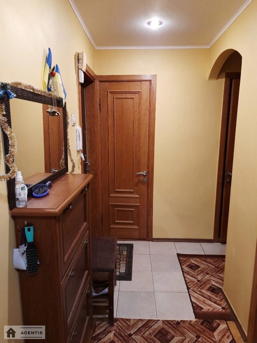 Сдам квартиру 2 комнаты, 49 m², 7 эт./9 этажей. 28, Озерная 28, Киев. 