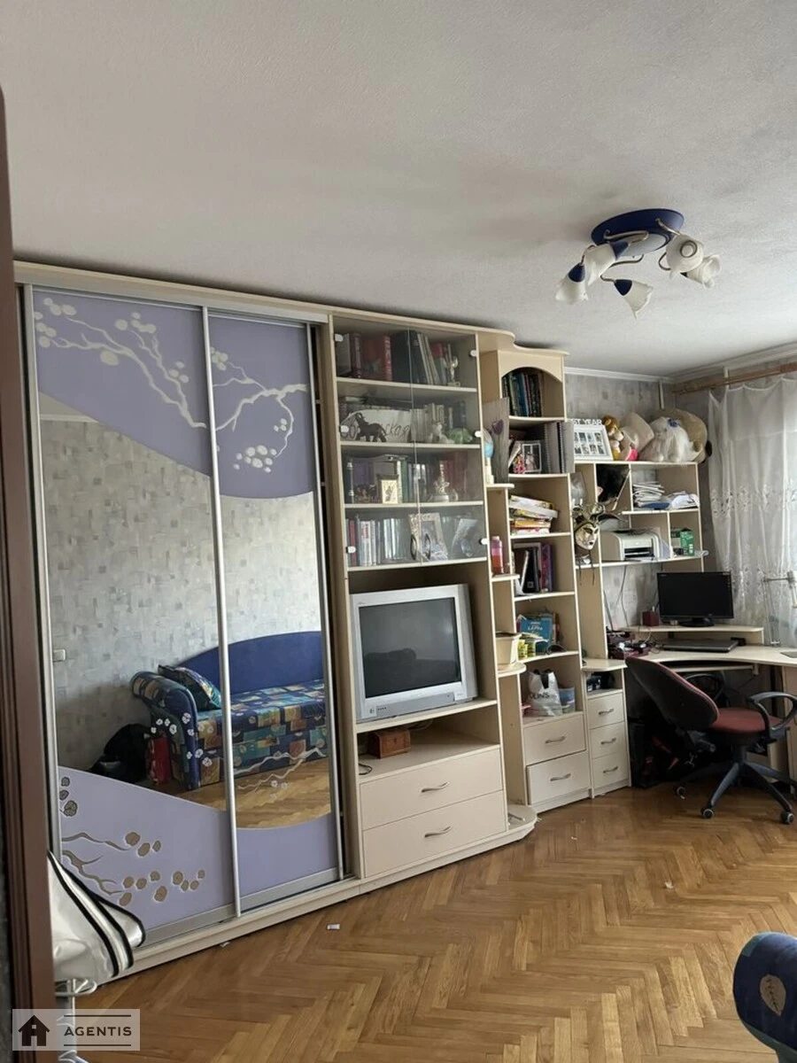 Сдам квартиру 3 комнаты, 70 m², 4 эт./9 этажей. 39, Володимира Івасюка просп. (Героїв Сталінграда), Киев. 