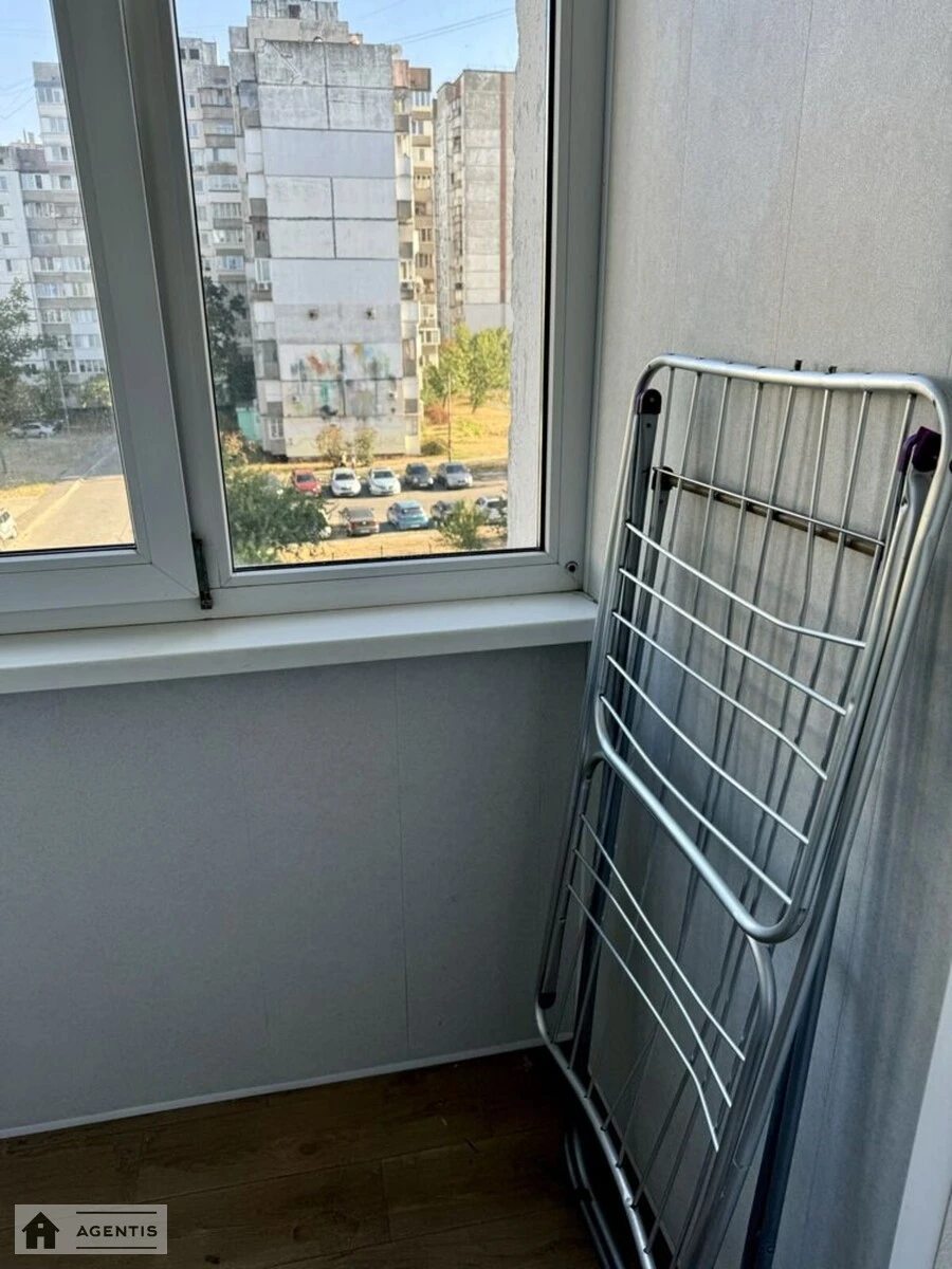 Apartment for rent 3 rooms, 70 m², 4th fl./9 floors. 39, Volodymyra Ivasyuka prosp. Heroyiv Stalinhrada, Kyiv. 