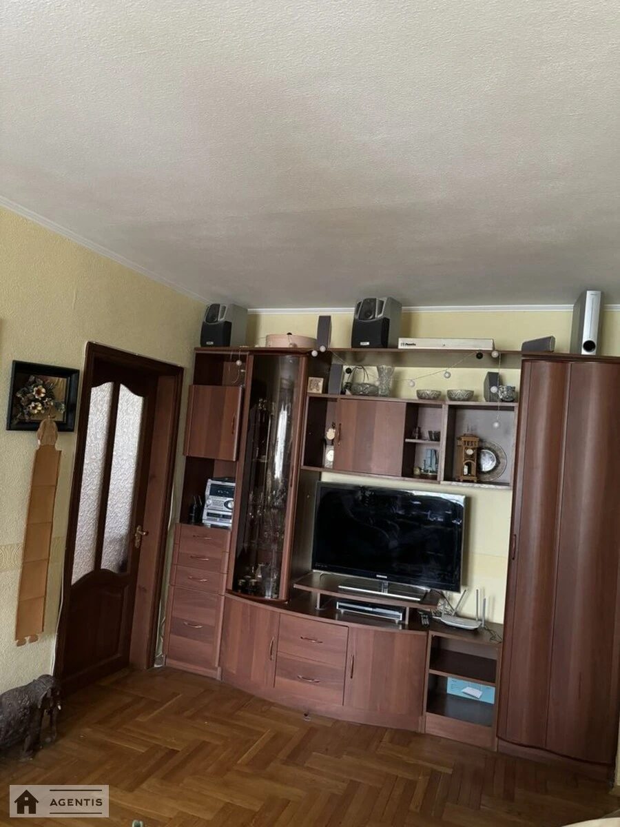 Здам квартиру 3 кімнати, 70 m², 4 пов./9 поверхів. 39, Володимира Івасюка просп. (Героїв Сталінграда), Київ. 