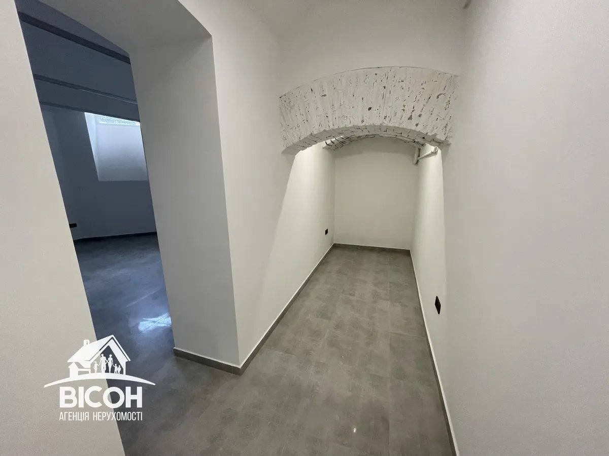 Продам нерухомість під комерцію 37 m², 1 пов./2 поверхи. 39, Руська вул., Тернопіль. 