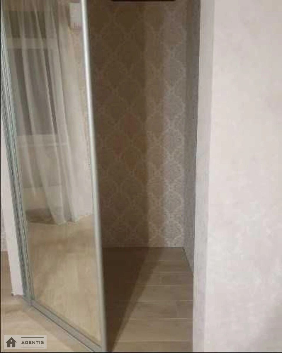 Сдам квартиру 2 комнаты, 60 m², 3 эт./7 этажей. 50, Радужная 50, Киев. 