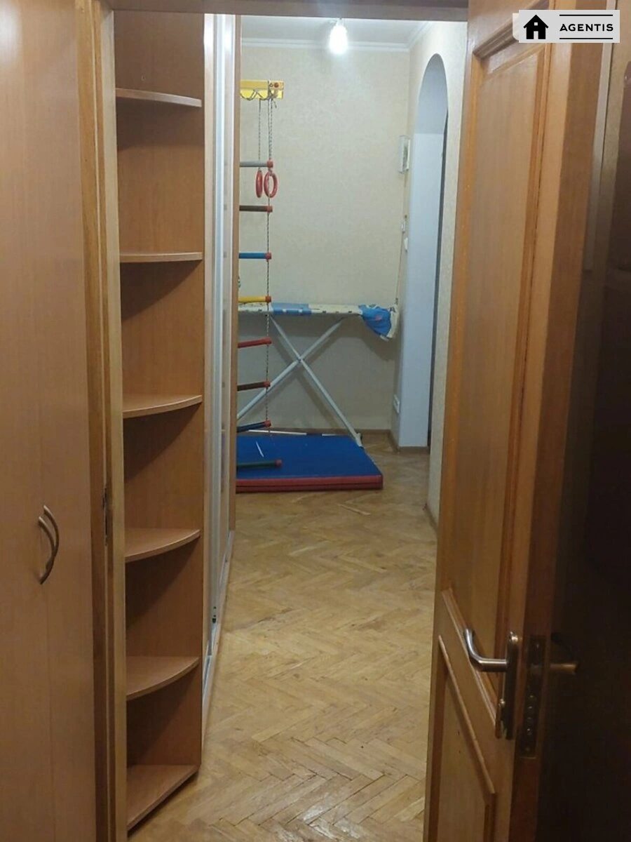 Здам квартиру 1 кімната, 54 m², 10 пов./18 поверхів. Лариси Руденко вул., Київ. 