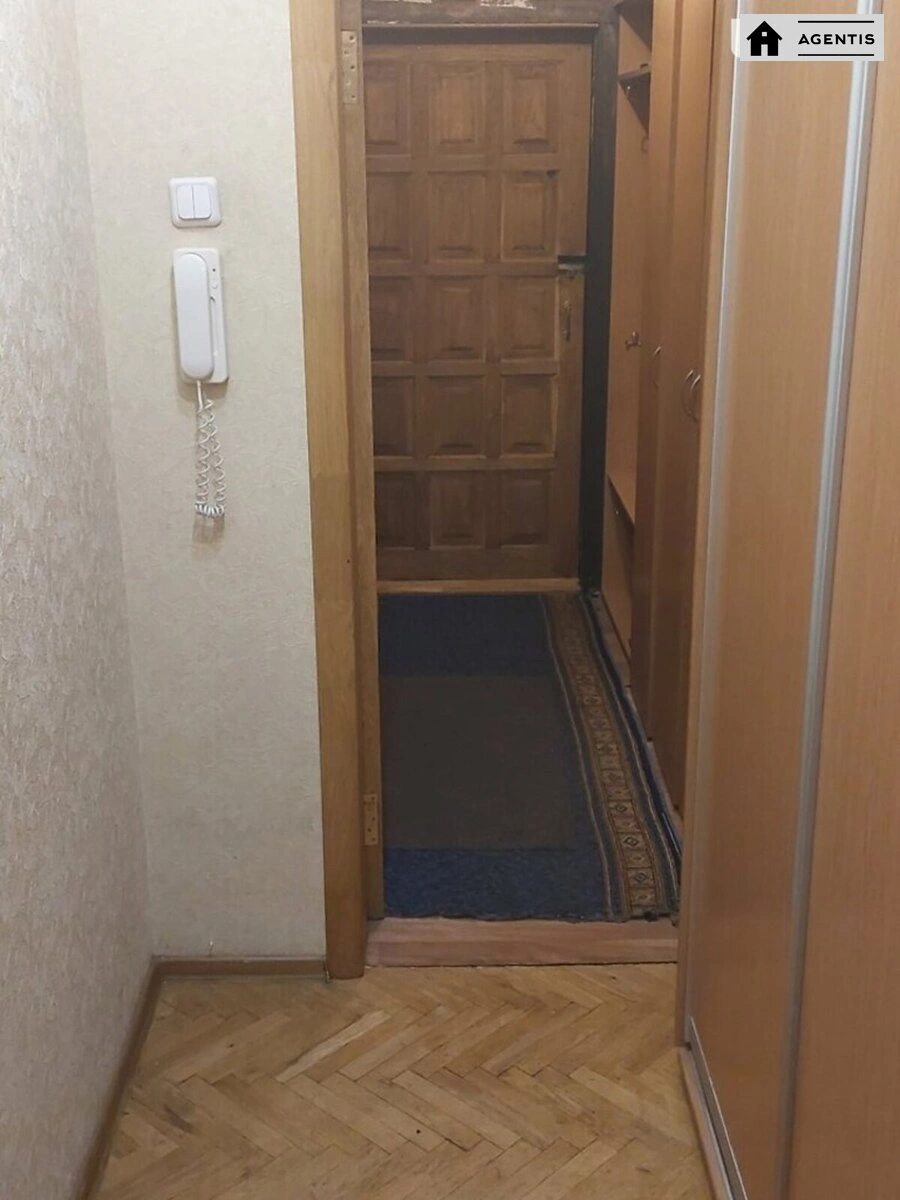 Сдам квартиру 1 комната, 54 m², 10 эт./18 этажей. Лариси Руденко вул., Киев. 