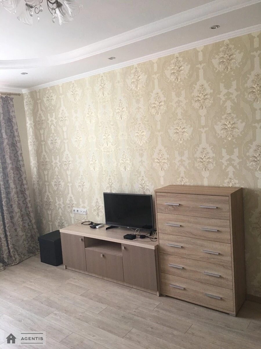 Сдам квартиру 1 комната, 55 m², 4 эт./24 этажа. 18, Павла Тичини просп., Киев. 