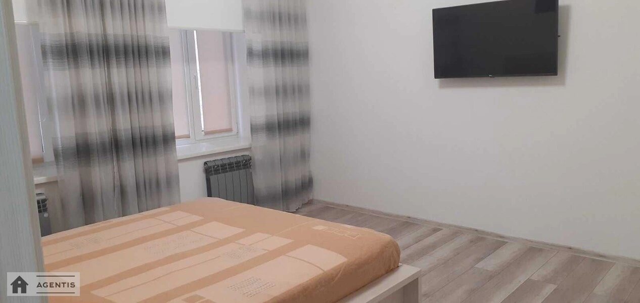 Сдам квартиру 2 комнаты, 63 m², 2 эт./3 этажа. 10, Пирогова 10, Киев. 