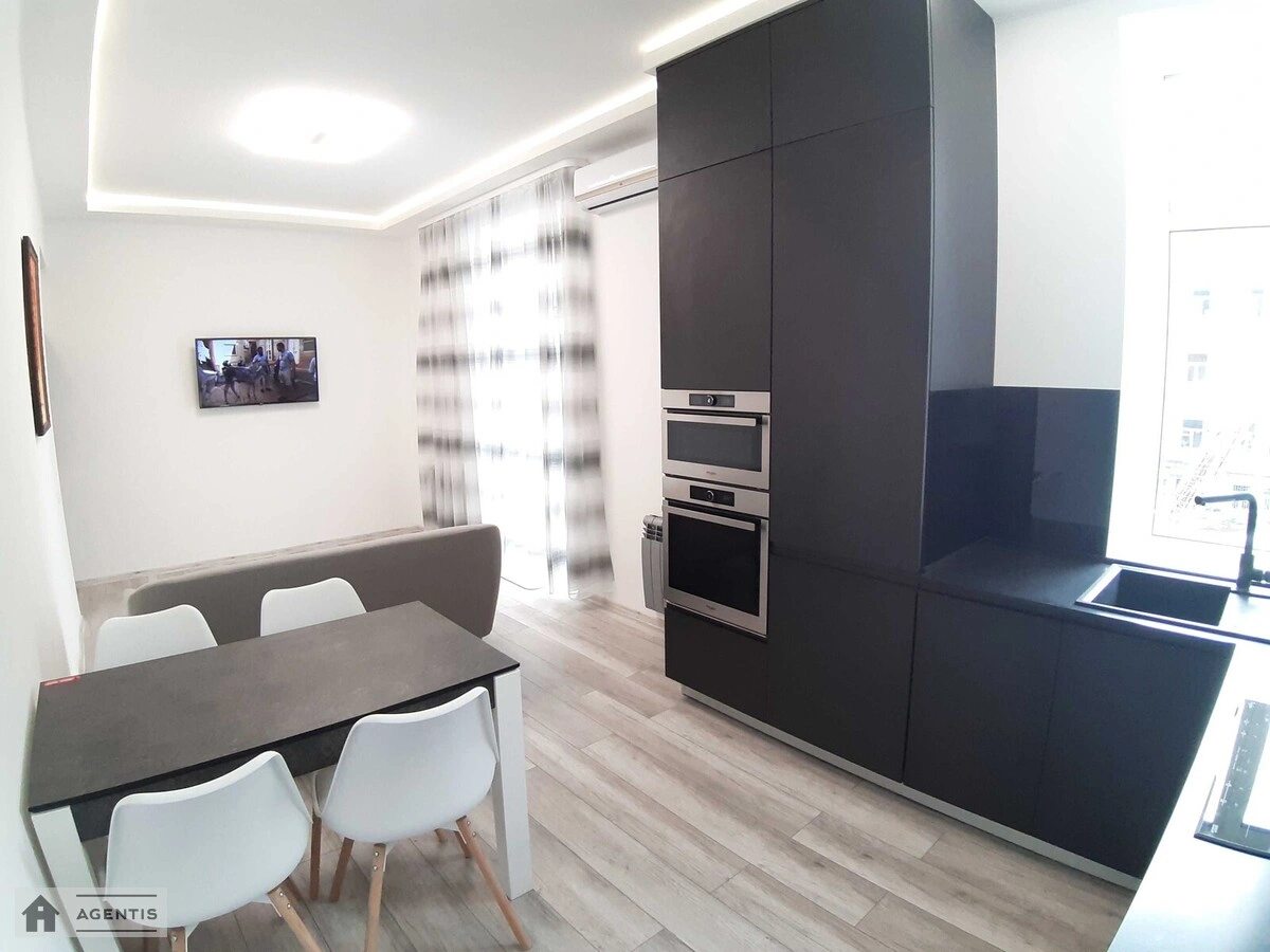 Сдам квартиру 2 комнаты, 63 m², 2 эт./3 этажа. 10, Пирогова 10, Киев. 