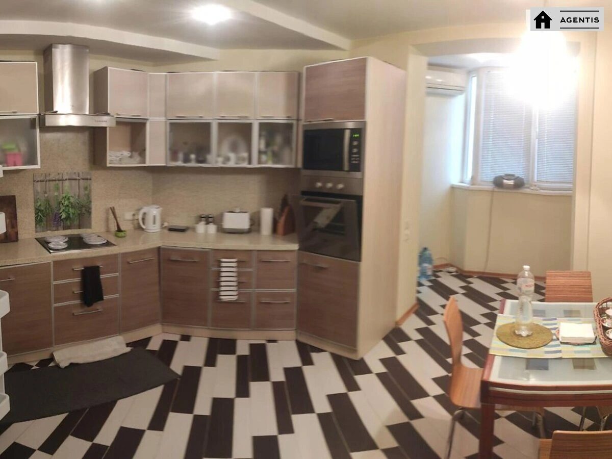 Здам квартиру 3 кімнати, 96 m², 10 пов./22 поверхи. 4, Миколи Амосова вул., Київ. 