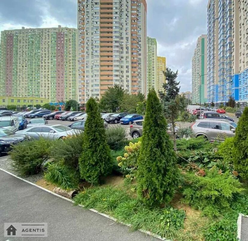 Сдам квартиру 2 комнаты, 67 m², 1 эт./25 этажей. 18, Воскресенская 18, Киев. 