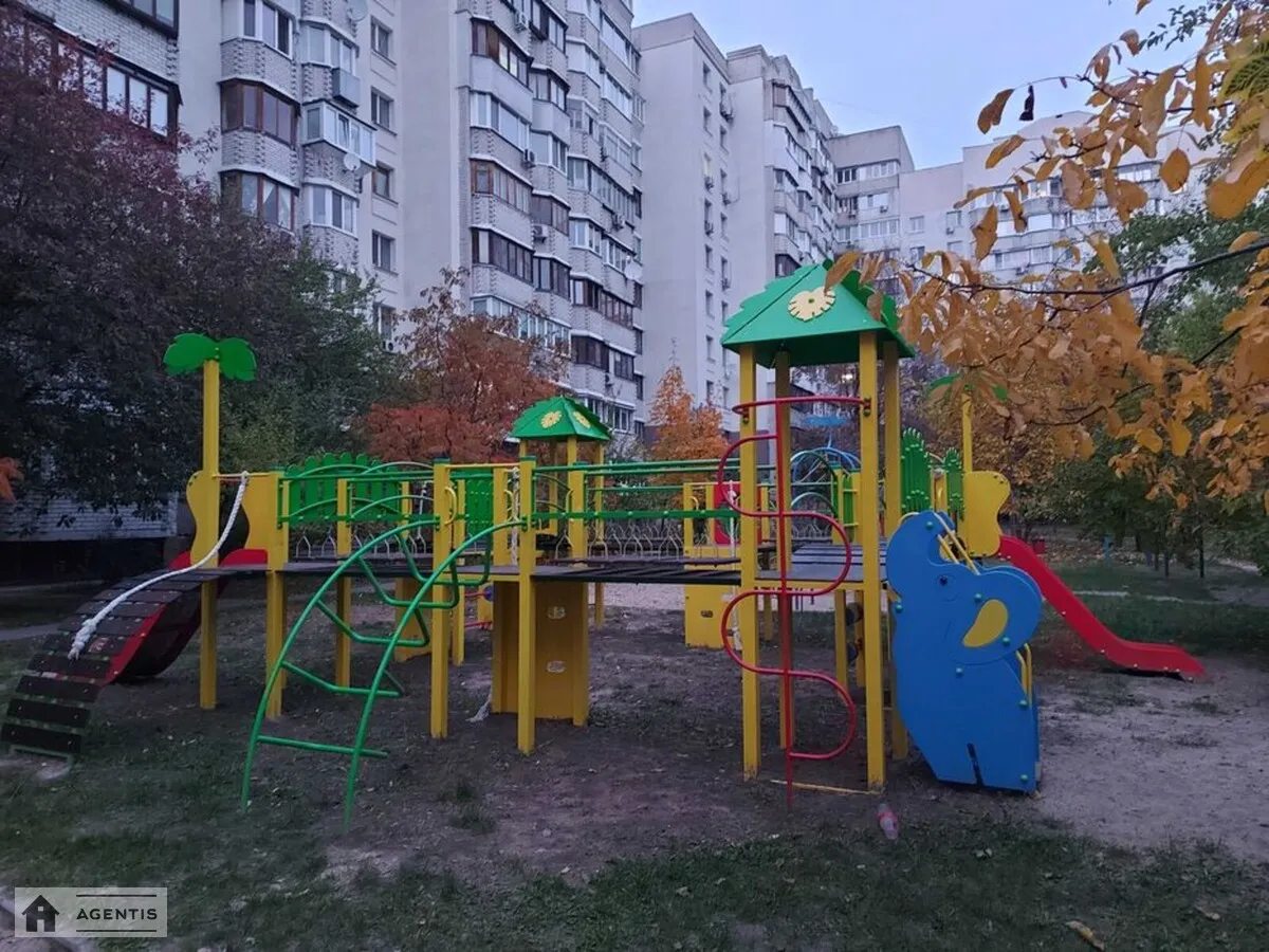 Сдам квартиру 1 комната, 42 m², 5 эт./10 этажей. 9, Степана Рудницького вул., Киев. 