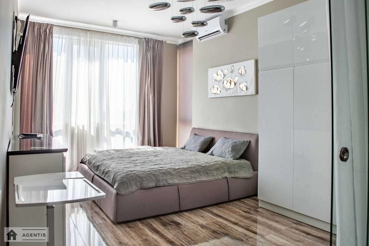 Сдам квартиру 2 комнаты, 67 m², 16 эт./30 этажей. Саксаганского, Киев. 