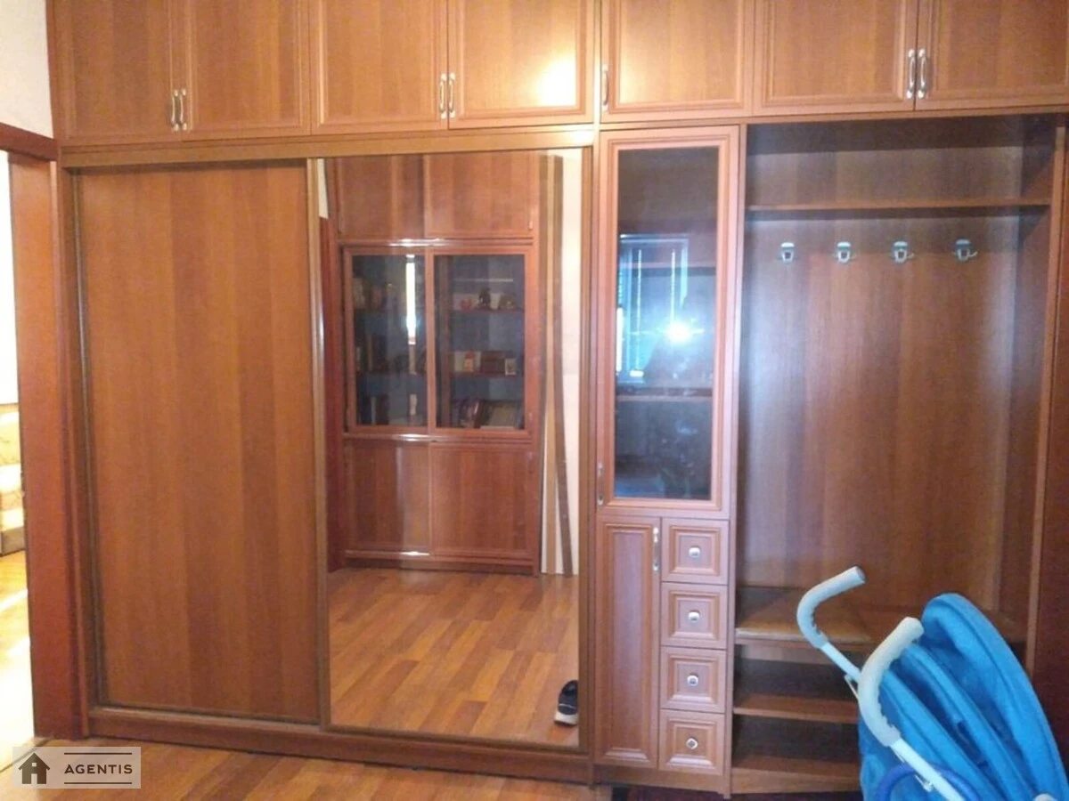 Здам квартиру 3 кімнати, 75 m², 11 пов./16 поверхів. Святошинський район, Київ. 