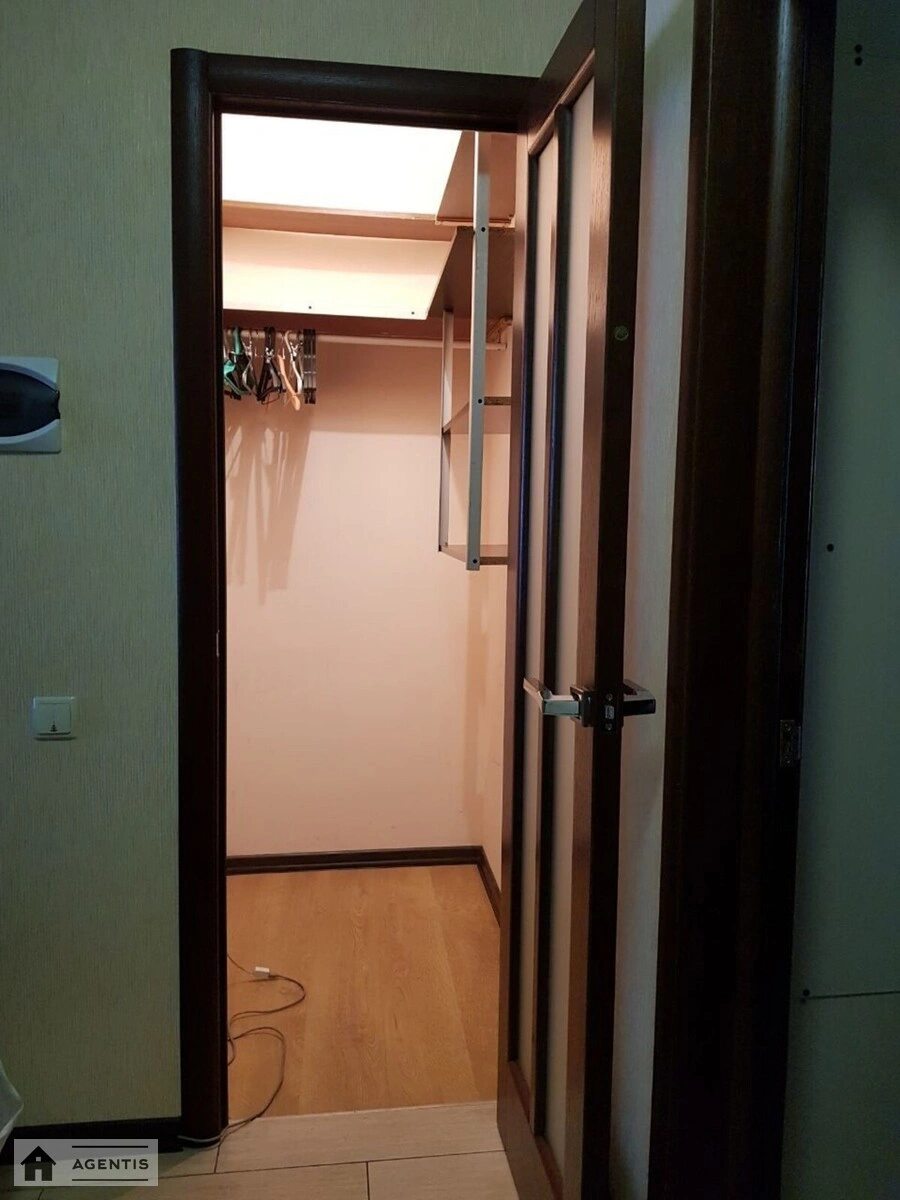 Сдам квартиру 2 комнаты, 58 m², 3 эт./4 этажа. 9, Молодіжна , Вишневое. 