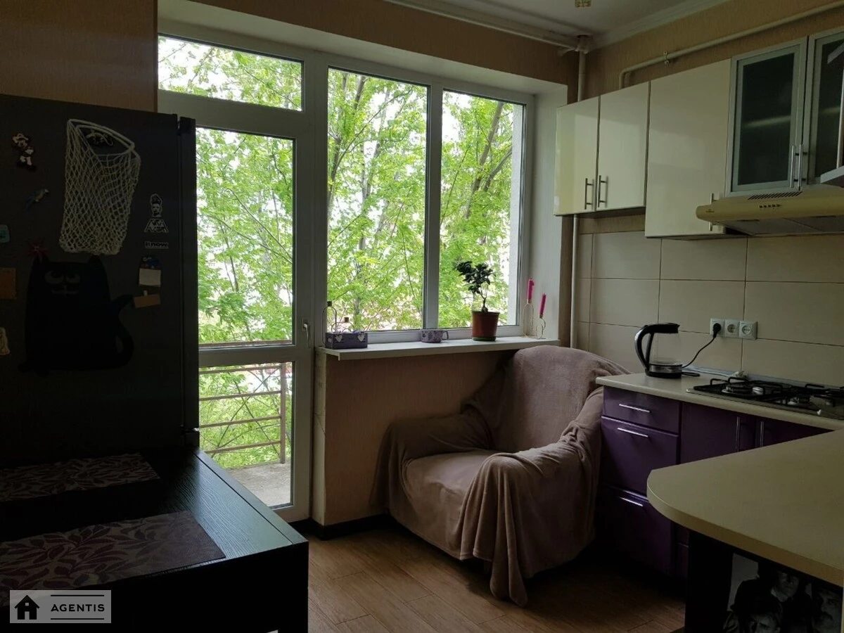 Apartment for rent 2 rooms, 58 m², 3rd fl./4 floors. 9, Molodizhna , Vyshneve. 