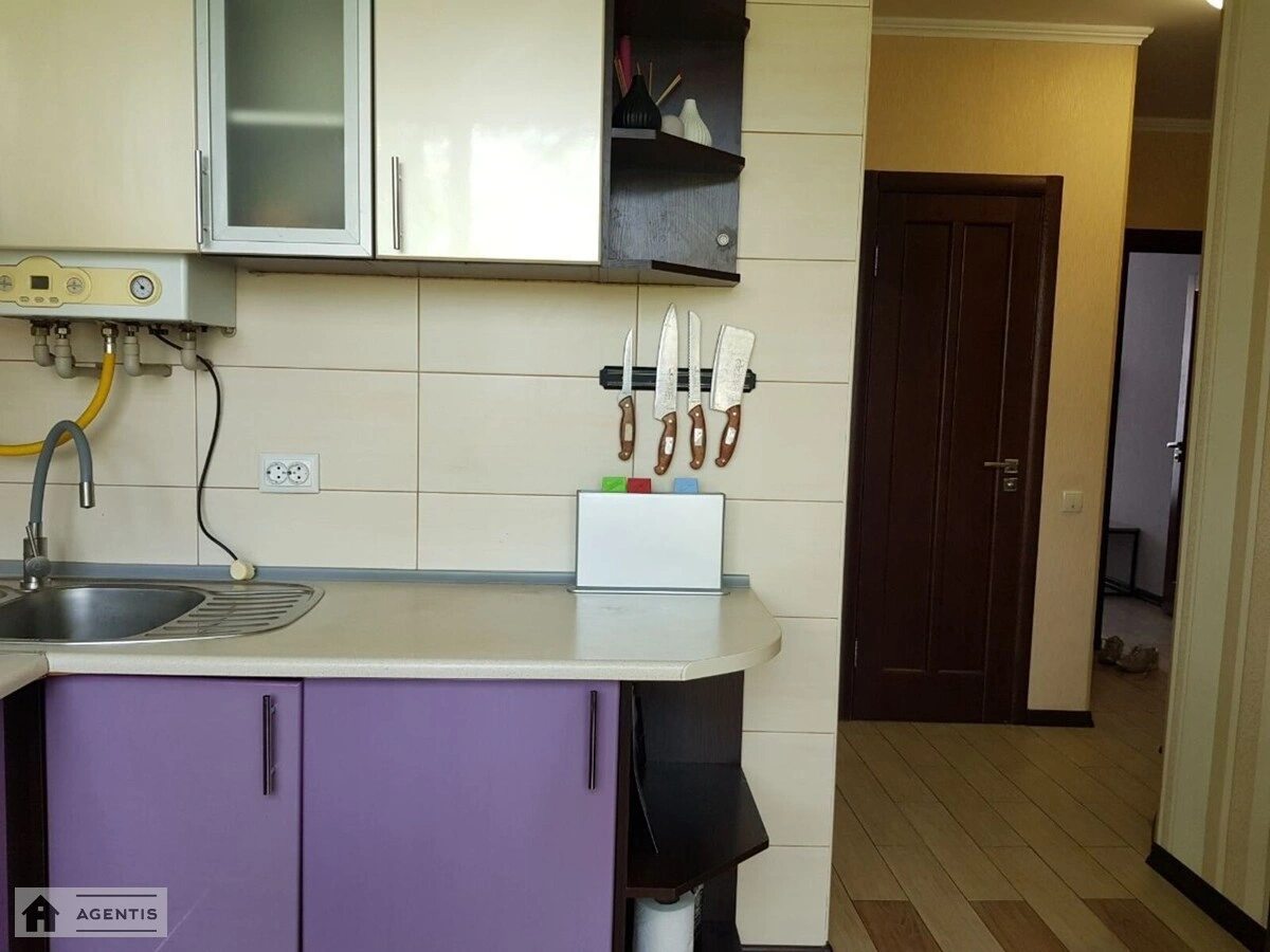 Apartment for rent 2 rooms, 58 m², 3rd fl./4 floors. 9, Molodizhna , Vyshneve. 