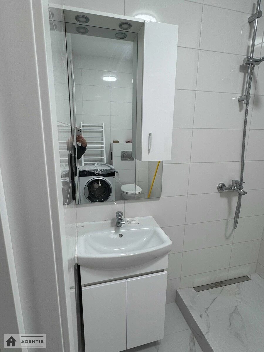 Сдам квартиру 1 комната, 40 m², 2 эт./4 этажа. 32, Богатырская 32, Киев. 