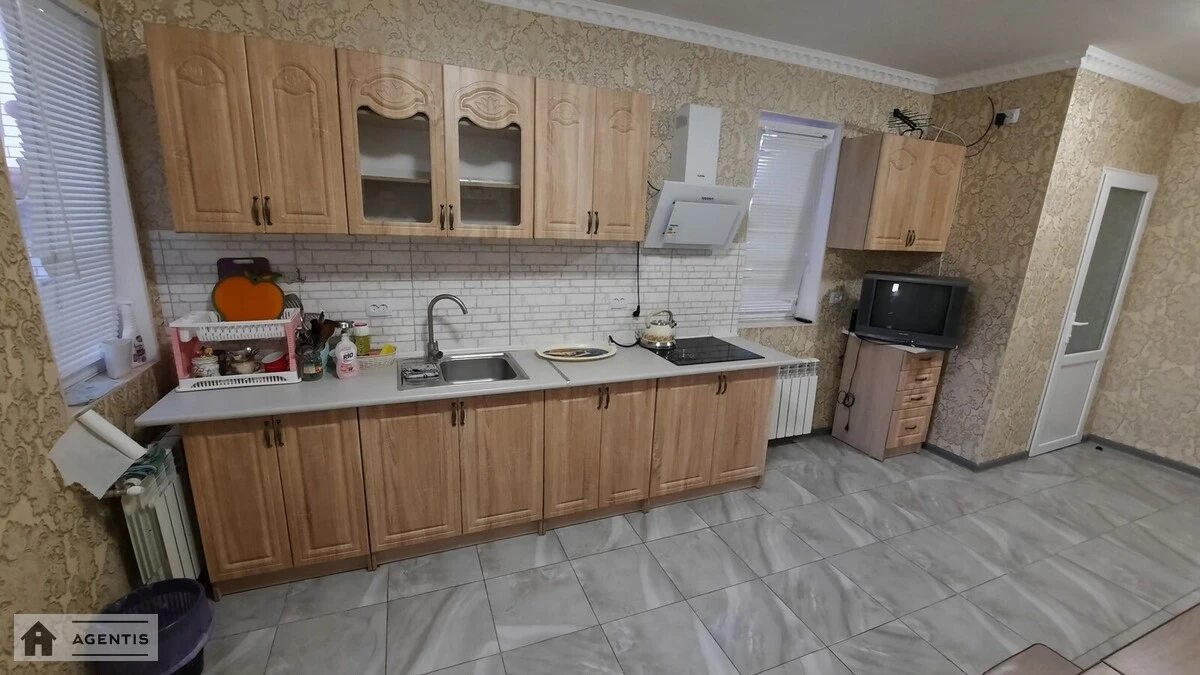 Apartment for rent 3 rooms, 80 m², 2nd fl./2 floors. Darnytskyy rayon, Kyiv. 