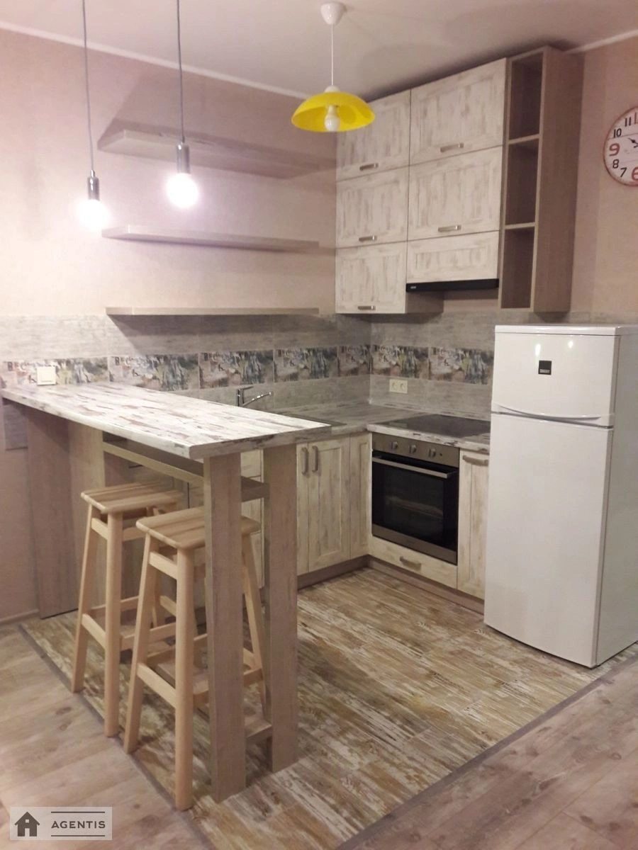 Сдам квартиру 1 комната, 34 m², 5 эт./11 этажей. 11, Львовская 11, Киев. 