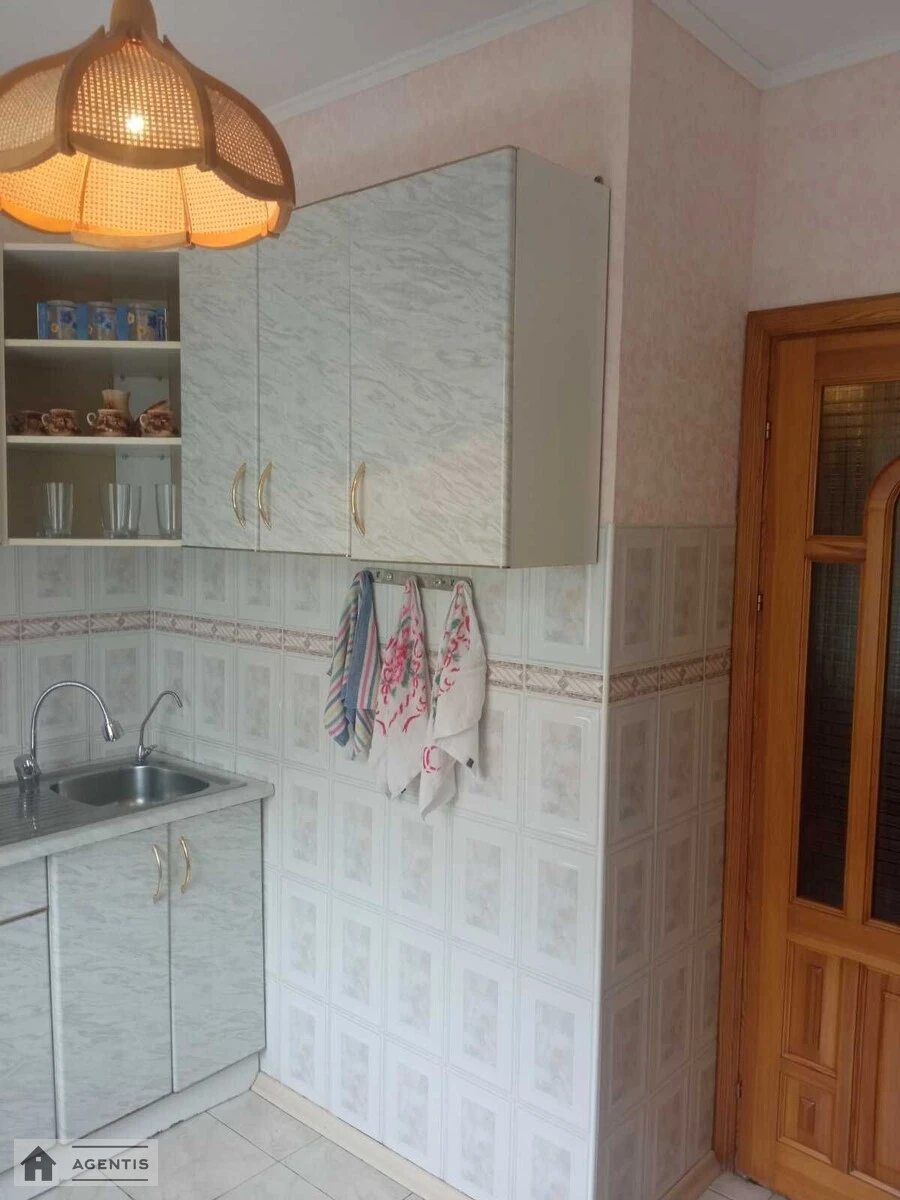 Здам квартиру 3 кімнати, 60 m², 4 пов./9 поверхів. 12, Академіка Возіанова вул. (Академіка Карпінського), Київ. 