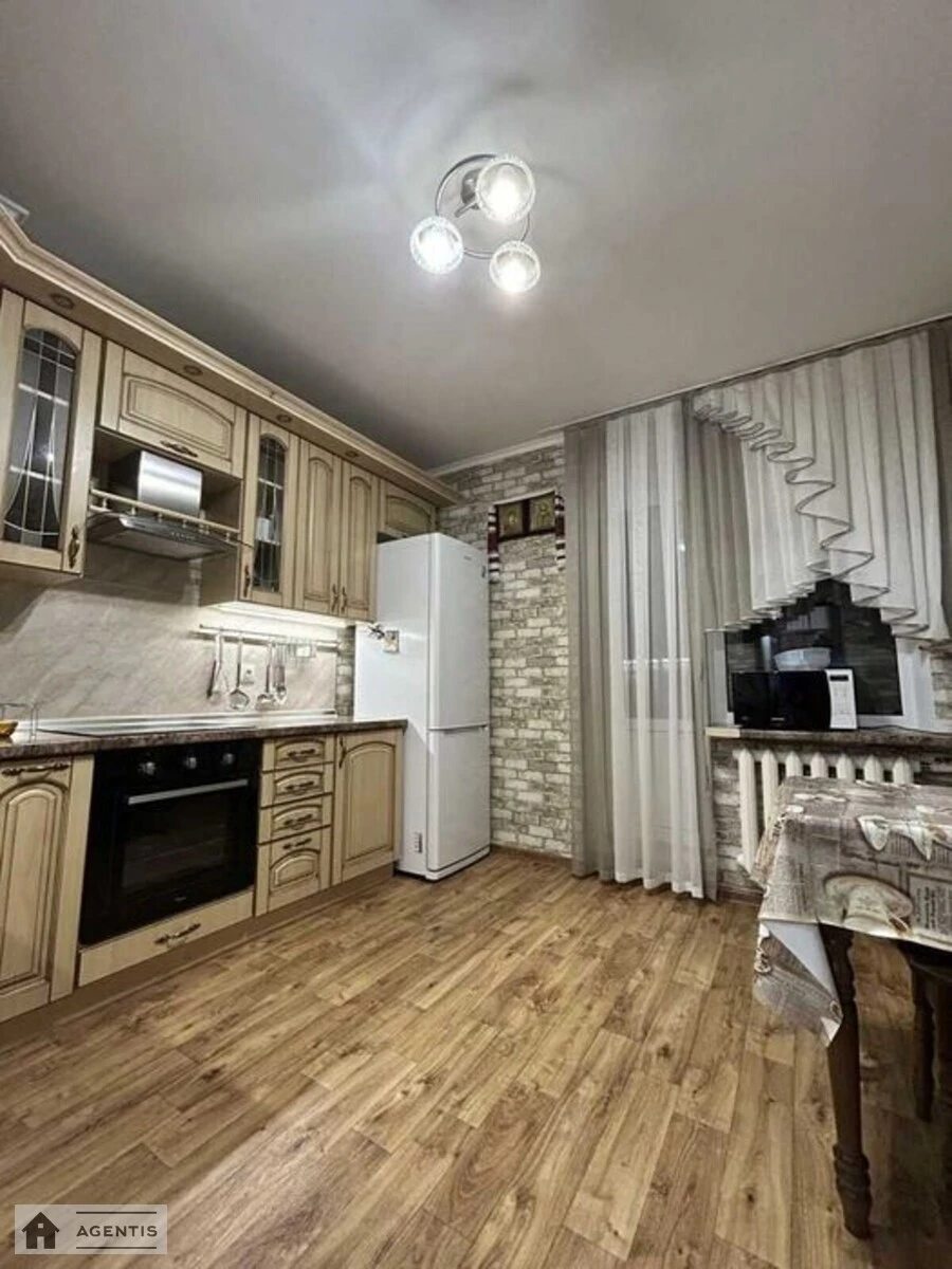 Сдам квартиру 3 комнаты, 90 m², 7 эт./18 этажей. Червоної Калини просп. (Володимира Маяковського), Киев. 