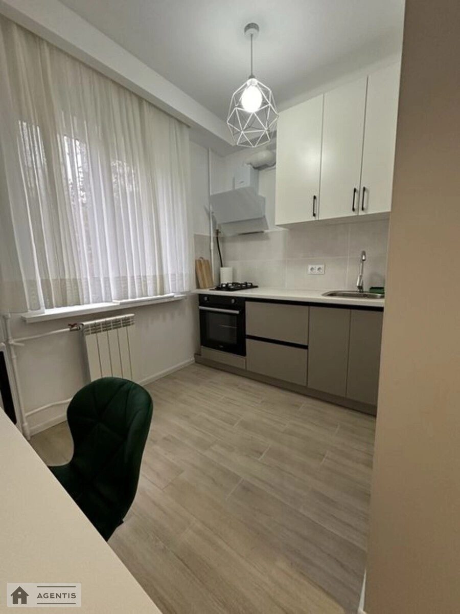 Apartment for rent 1 room, 30 m², 3rd fl./5 floors. 5, Zhulya Verna bulv. Romena Rollana, Kyiv. 