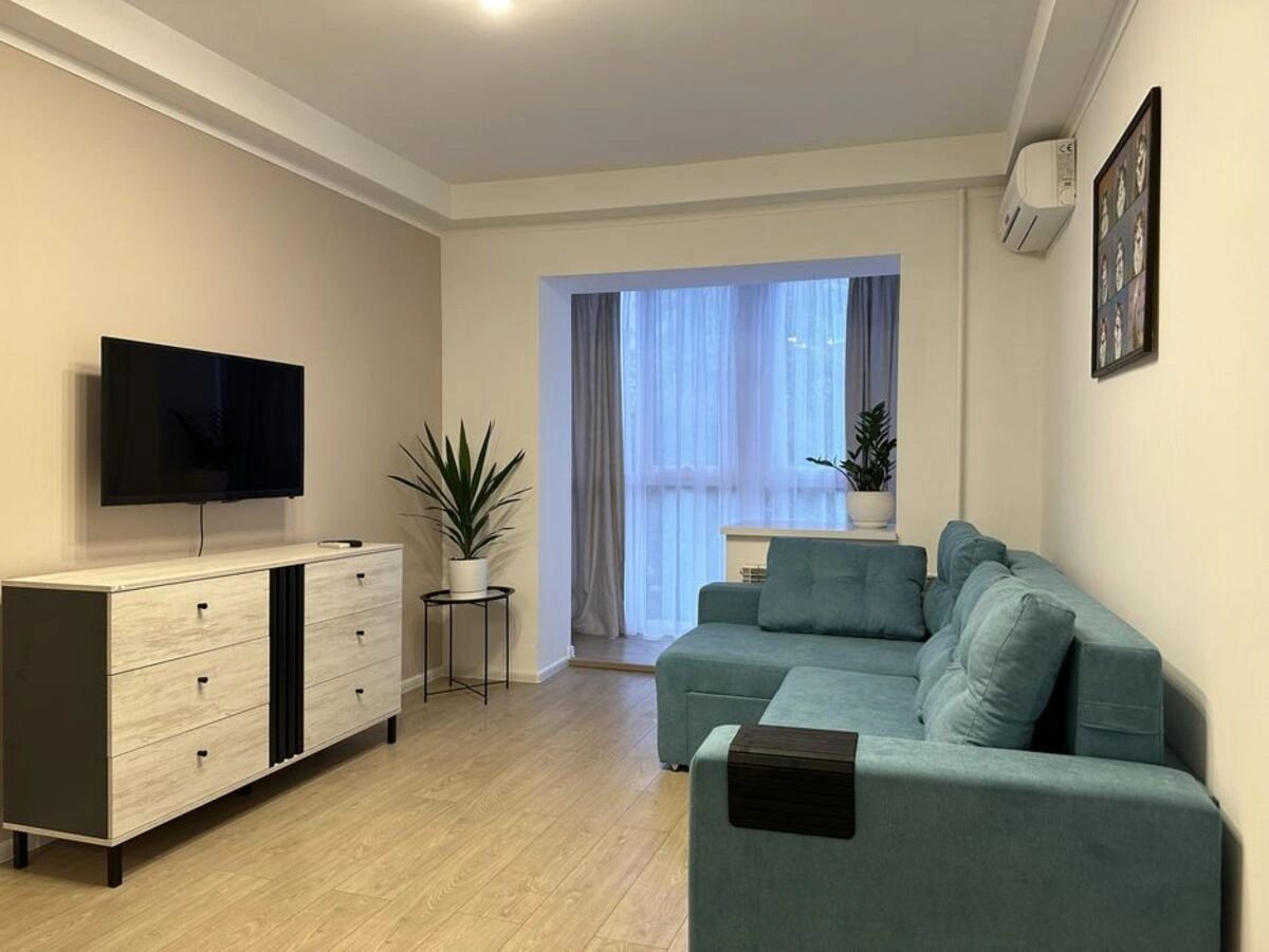 Apartment for rent 1 room, 30 m², 3rd fl./5 floors. 5, Zhulya Verna bulv. Romena Rollana, Kyiv. 