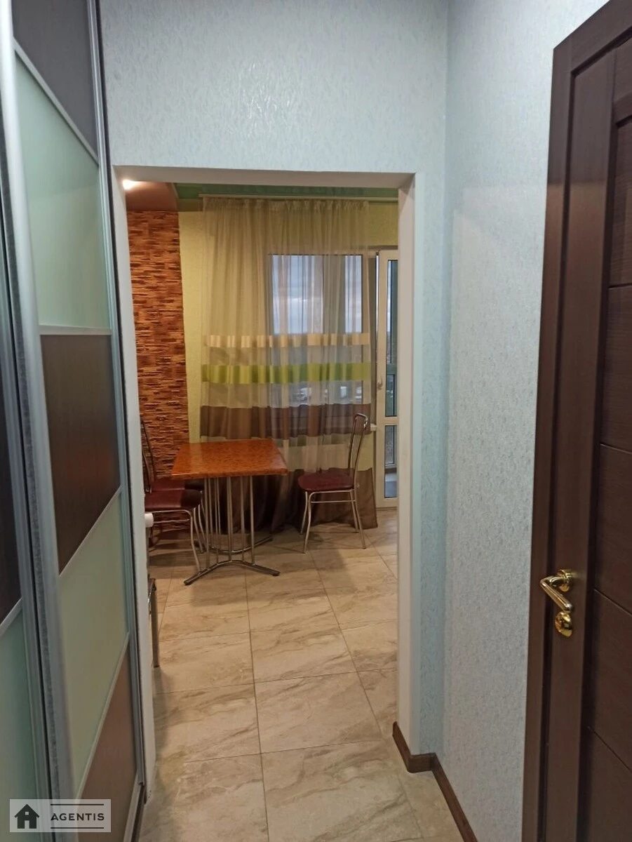 Сдам квартиру 1 комната, 38 m², 7 эт./24 этажа. Вишняковская 4, Киев. 