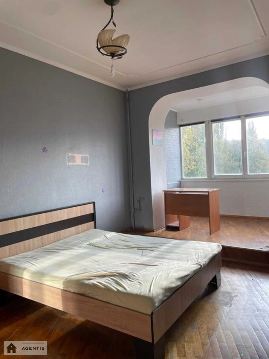 Apartment for rent 3 rooms, 79 m², 4th fl./5 floors. 123, Kyrylivska vul. Frunze, Kyiv. 