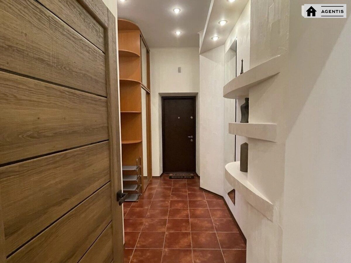 Здам квартиру 1 кімната, 38 m², 1 пов./6 поверхів. 19, Володимирська 19, Київ. 